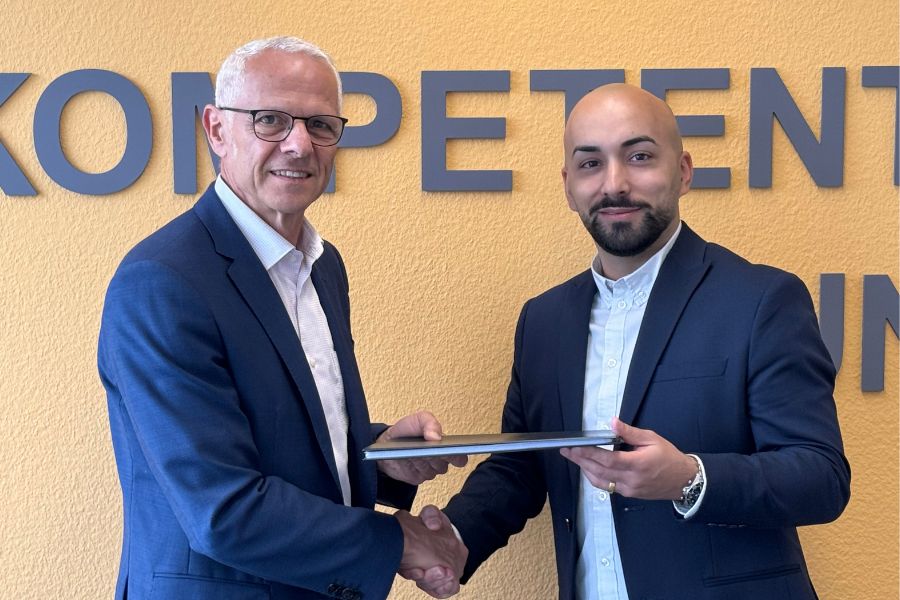 Frau mit Karton voller persönlicher Gegenstände